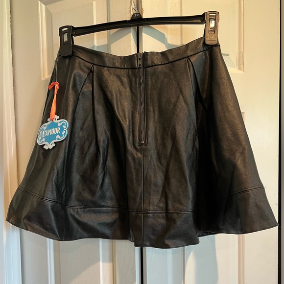 NWT 🖤 FAUX Leather , Lined , Pleated , Mini Skirt with POCKETS! Zipper on Back - Picture 2 of 12